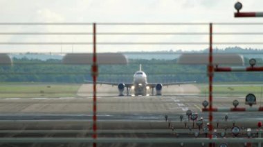 Jet uçağı kalkıyor.