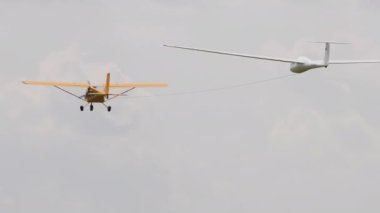 Bir otomobilin yedeğinde planör uçağı