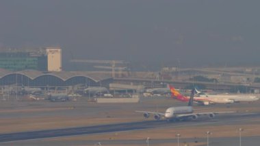 Singapur Havayolları Airbus A380 Hong Kong 'dan kalkıyor.