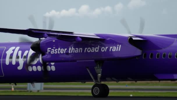 Bombardier Dash 8 Q400 Flybe partenza — Video Stock