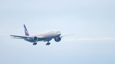 Aeroflot Boeing 777 okyanus üzerinde yaklaşan