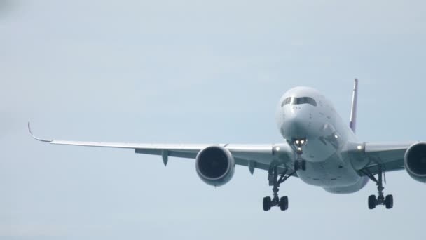 Széles karterű légi jármű közeledik leszállás előtt — Stock videók