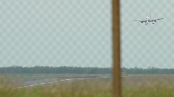 Перед посадкой приближается реактивный самолет — стоковое видео