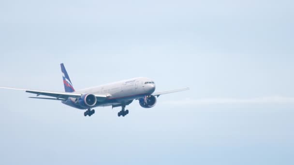 Aeroflot Boeing 777 zbliża się nad oceanem — Wideo stockowe