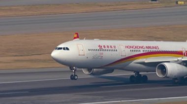 Hong Kong Havayolları A330 numaralı Airbus Hong Kong 'dan kalkıyor.