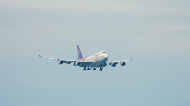 Thai Airways Boeing 747 se aproximando sobre o oceano — Vídeo de Stock