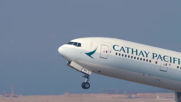 Cathay Pacific Boeing 777 avgång från Hongkong — Stockvideo