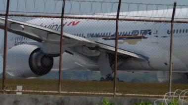 Uçak kalkmadan önce piste dönün.