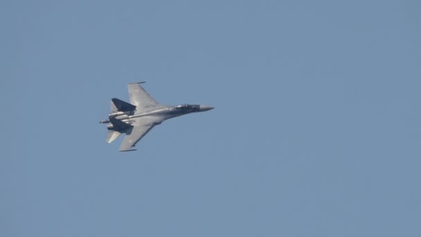 Equipo acrobático de halcones rusos, caza de defensa aérea Sukhoi-35 — Vídeo de stock