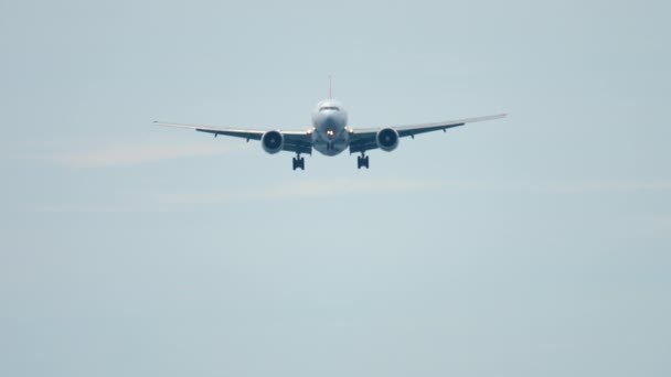 Приближается большой самолет — стоковое видео