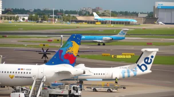 Aviones en Schiphol aeropuerto, Amsterdam — Vídeos de Stock