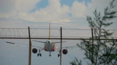 Airbus A320 Phuket havaalanına iniyor.