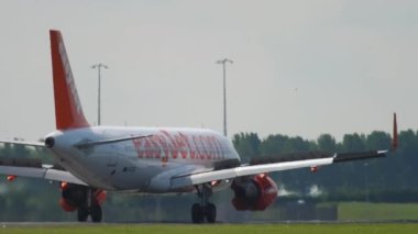 Easy Jet Airbus A320 iniş yapıyor.