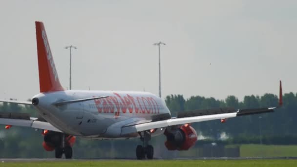 EasyJet Airbus A320 landing — Stockvideo