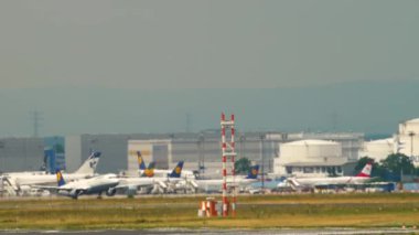 Lufthansa Airbus A321 kalkıyor.