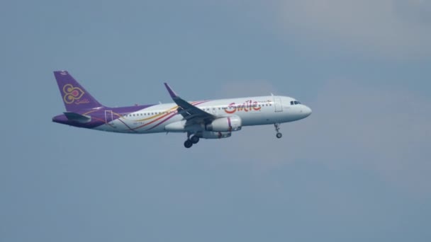 Thai Smile Airbus A320 närmar sig över havet — Stockvideo