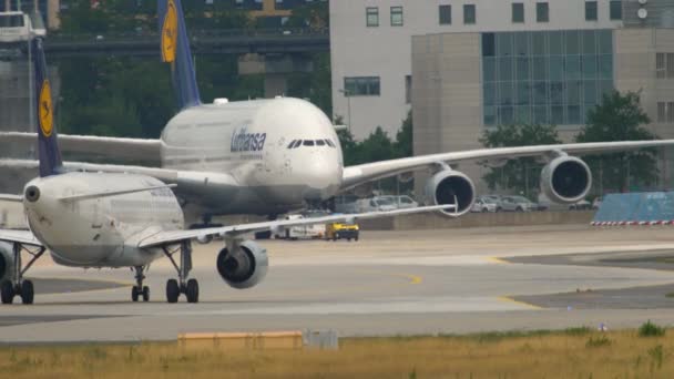 Bogsering av Lufthansa Airbus 380 — Stockvideo