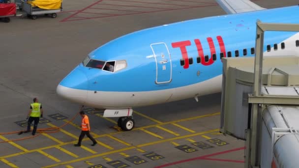 翠飞波音737滑行端 — 图库视频影像