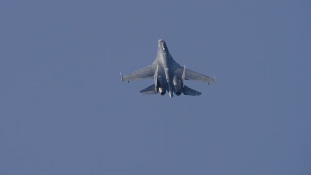 Equipo acrobático de halcones rusos, caza de defensa aérea Sukhoi-35 — Vídeo de stock