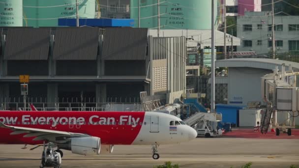 AirAsia Airbus A320 taxiën — Stockvideo