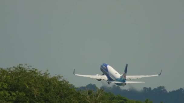 Uçak Phuket 'ten kalkıyor. — Stok video