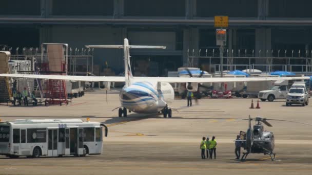 Turboprop airliplane taxiing — Stockvideo