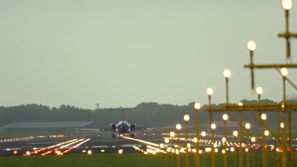 Hamowanie samolotem po lądowaniu na pasie startowym — Wideo stockowe