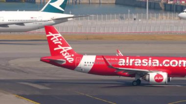 Hong Kong Uluslararası Havaalanı 'ndan kalkan uçak.