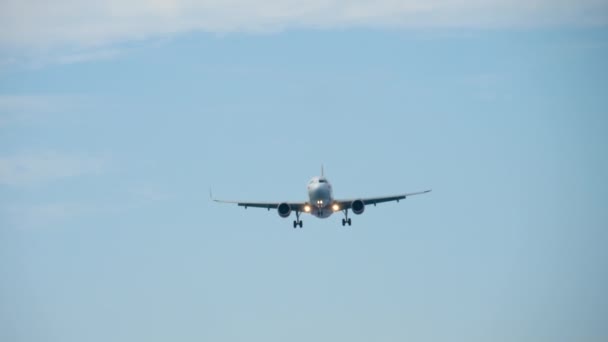 에어 버스 A320 이 푸켓 공항에 착륙하다 — 비디오