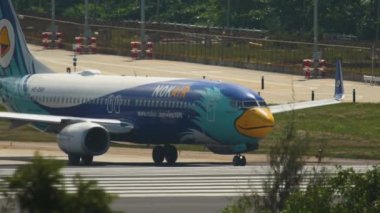 Uçak kalkmadan önce piste dönün.