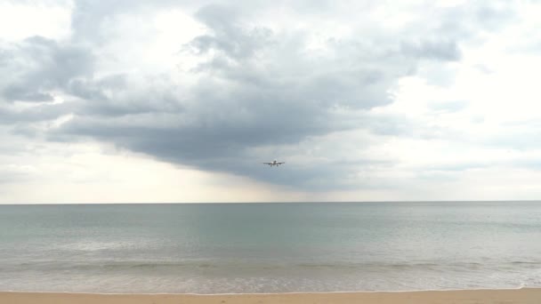 Avión acercándose sobre el océano — Vídeos de Stock