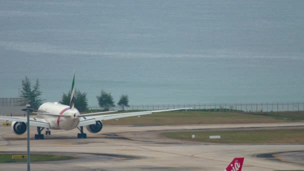 Emirates Boeing kołowania przed wyjazdem z Phuket — Wideo stockowe