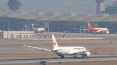 Hong Kong Uluslararası Havaalanı 'ndan kalkan uçak.