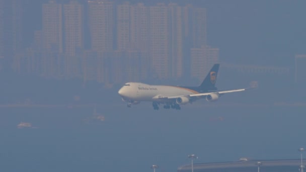 Boeing 747 närmar sig i Hong Kong intrenationella flygplats — Stockvideo