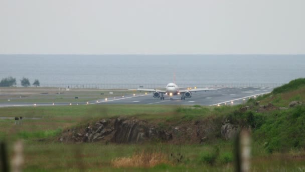 Airbus A320 aterrizando en el aeropuerto de Phuket — Vídeos de Stock