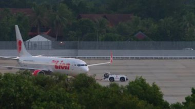 Uçak Boeing 737 kalkış önce çekme