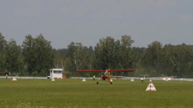 Bir otomobilin yedeğinde planör uçağı