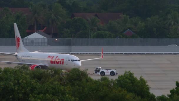 Flugzeug mit 737 vor Abflug abgeschleppt — Stockvideo