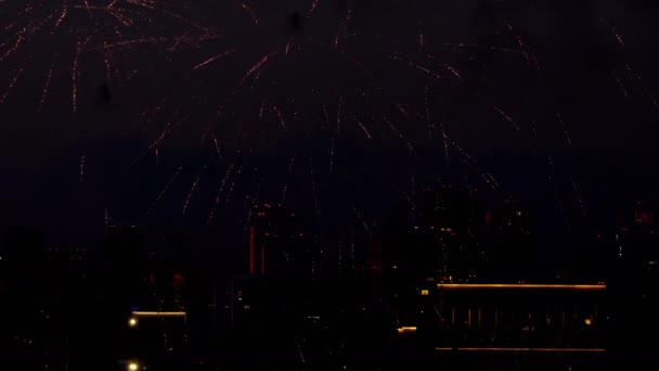 Coloré de feux d'artifice à la fête de la ville