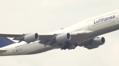 Lufthansa Boeing 747 kalkıyor.