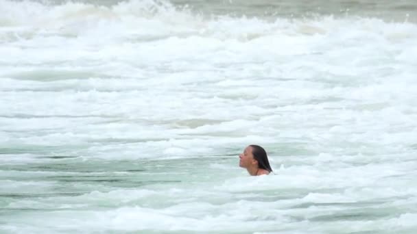 Kobieta na plaży Nai Harn — Wideo stockowe