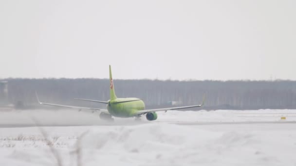 S7 Boeing 737 przyspieszenie i odlot — Wideo stockowe