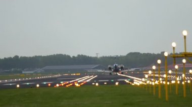 Jet uçağı Amsterdam 'a indi.
