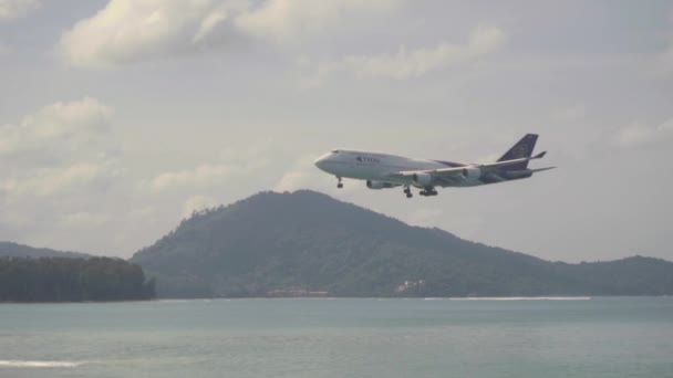 Thai Airways Boeing 747 acercándose sobre el océano — Vídeos de Stock