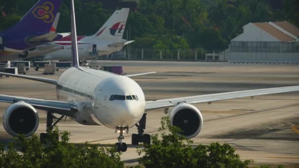 Avión gire pista antes de la salida — Vídeo de stock