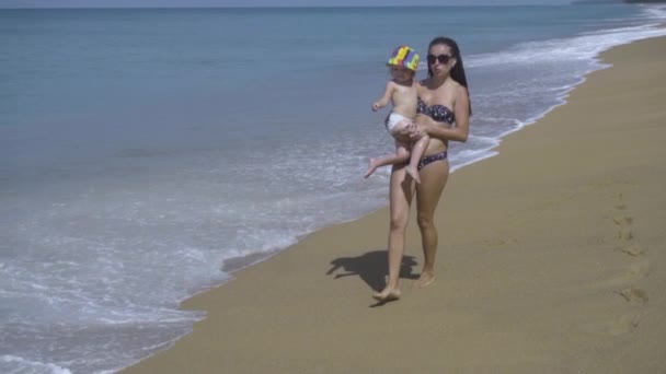 Vrouw met dochter op de pier — Stockvideo