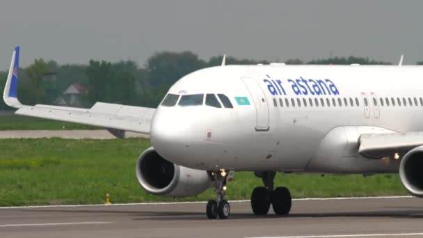 Air Astana Airbus A320 circulation au sol — Video