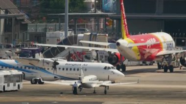 Turboprop airliplane taxiing
