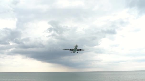 Samolot szerokokadłubowy zbliża się nad oceanem — Wideo stockowe