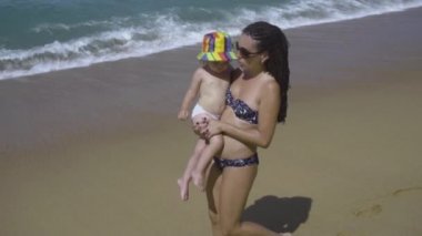 Kızım pier üzerine kadınla